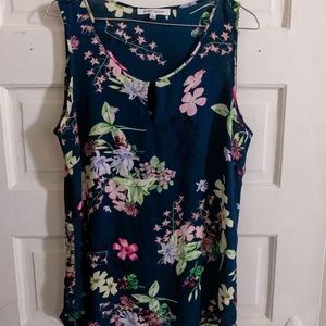 Floral keyhole front sleeveless blouse